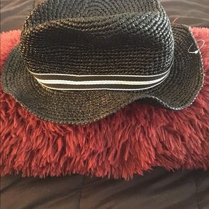 Women’s black straw hat